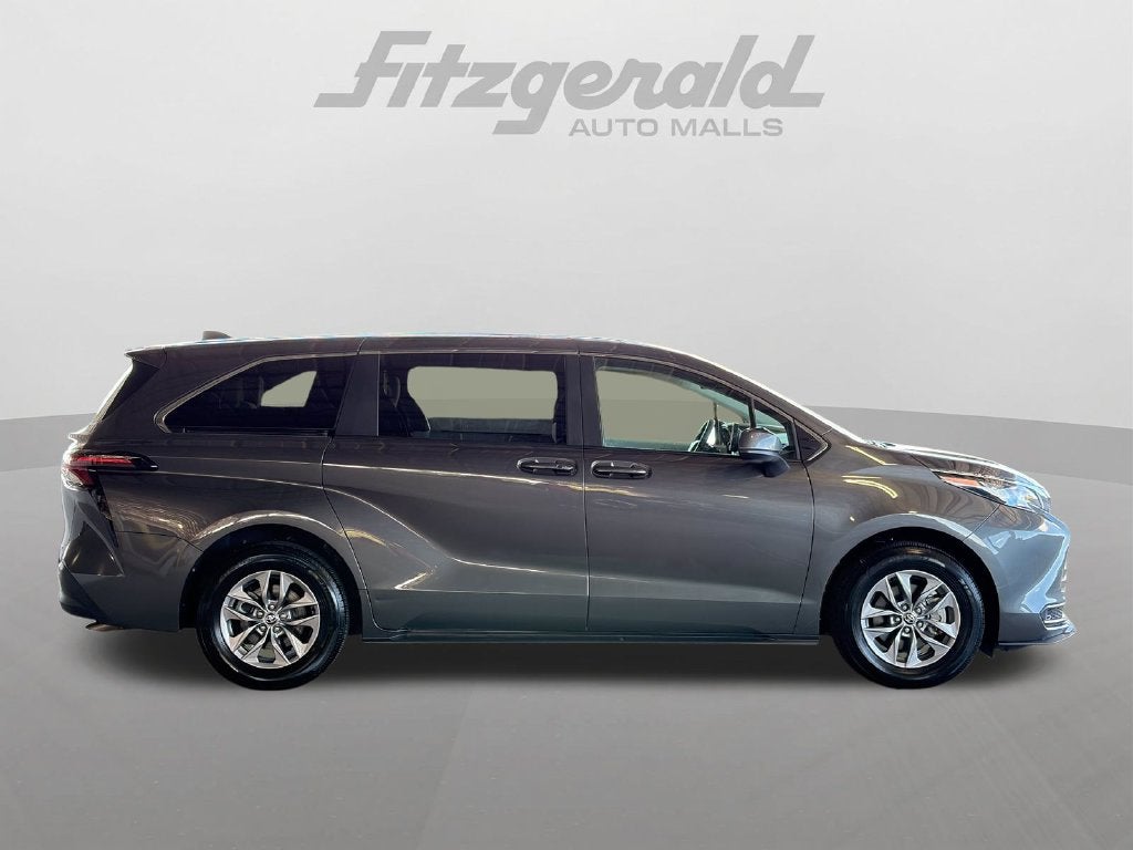2025 Toyota Sienna LE 8 Passenger