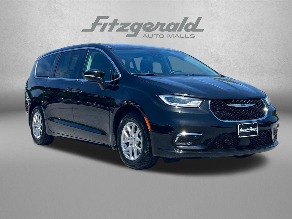 2023 Chrysler Pacifica Touring L's photo